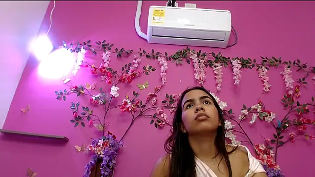 skinnysofia18 online show from May 23, 2:21 pm