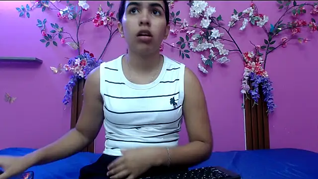 skinnysofia18 online show from May 25, 2:34 pm