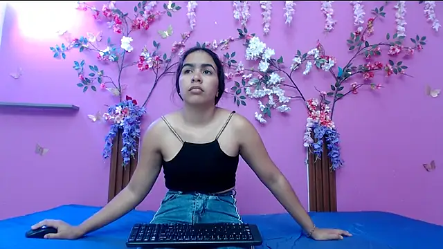 skinnysofia18 online show from May 29, 1:53 pm
