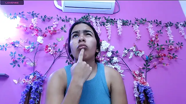skinnysofia18 online show from July 1, 1:56 pm