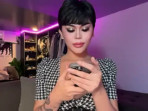 Snapshot of erotictsmonica chatting on May 5, 2:41 am erotictsmonica online show from May 5, 2:41 am