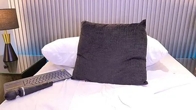 Snapshot of Meganreed_ chatting on April 21, 1:42 am Meganreed online show from April 21, 1:42 am