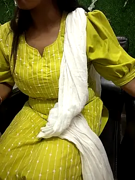 Snapshot of your_favourite_bhabhi chatting on April 15, 10:33 am your favourite bhabhi online show from April 15, 10:33 am