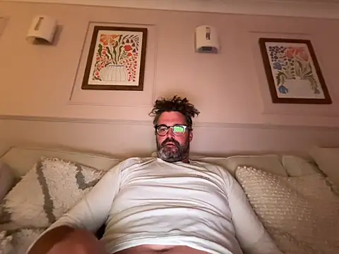 Snapshot of CyprioteWhitefly chatting on May 31, 9:27 pm CyprioteWhitefly online show from May 31, 9:27 pm