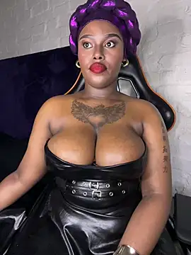 Snapshot of QUEEN_NOBUHLE_777 chatting on February 19, 10:17 pm QUEEN NOBUHLE 777 online show from February 19, 10:17 pm