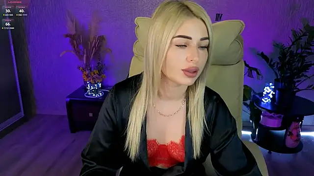 NikkiiStill online show from May 3, 2:28 am