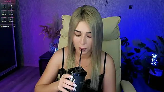 Snapshot of NikkiiStill chatting on June 18, 12:33 am NikkiiStill online show from June 18, 12:33 am