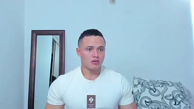 Snapshot of KingLevi01 chatting on February 19, 10:17 pm KingLevi01 online show from February 19, 10:17 pm