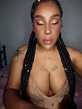 Snapshot of Queen_Amara chatting on April 15, 3:57 am Queen Amara online show from April 15, 3:57 am