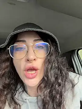 nikkaanderic online show from March 31, 1:11 pm