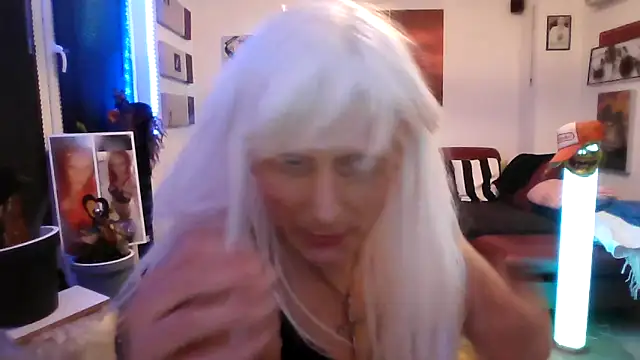 hellgirl1980 online show from October 31, 2:12 am