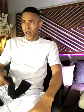 B Wild online show from November 1, 3:52 am