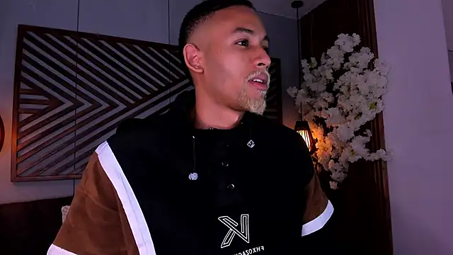 B Wild online show from November 12, 3:07 am