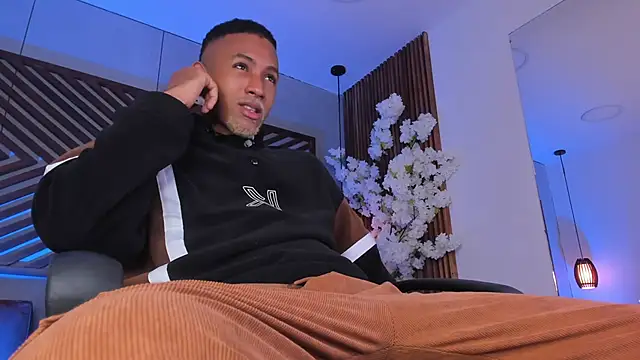 Snapshot of B_Wild chatting on February 3, 4:10 am B Wild online show from February 3, 4:10 am