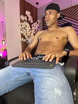 Snapshot of B_Wild chatting on February 5, 4:17 am B Wild online show from February 5, 4:17 am