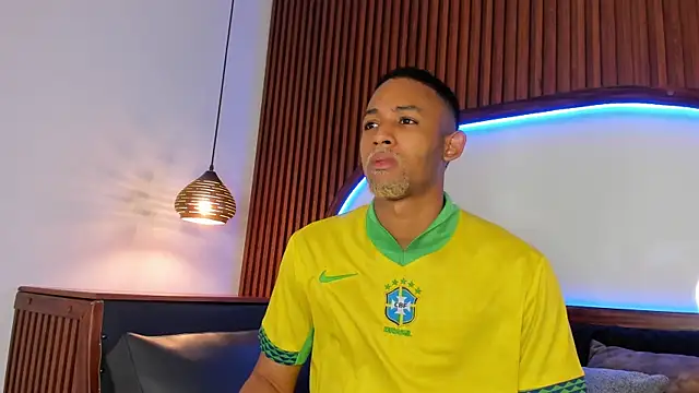 Snapshot of B_Wild chatting on February 6, 4:06 am B Wild online show from February 6, 4:06 am