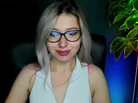 Snapshot of loveHeidi chatting on September 22, 4:14 am loveHeidi online show from September 22, 4:14 am