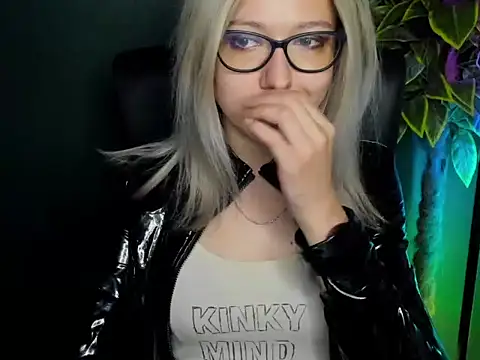 Snapshot of loveHeidi chatting on September 29, 6:18 am loveHeidi online show from September 29, 6:18 am