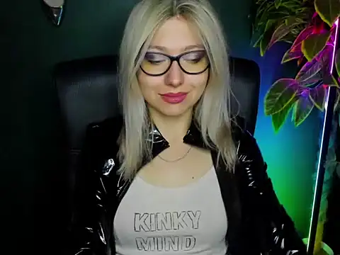 Snapshot of loveHeidi chatting on October 1, 4:29 am loveHeidi online show from October 1, 4:29 am