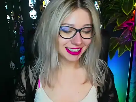 Snapshot of loveHeidi chatting on October 15, 4:45 am loveHeidi online show from October 15, 4:45 am