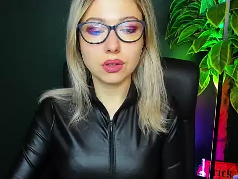 Snapshot of loveHeidi chatting on November 13, 5:17 am loveHeidi online show from November 13, 5:17 am