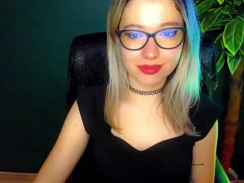 Snapshot of loveHeidi chatting on December 18, 7:58 am loveHeidi online show from December 18, 7:58 am