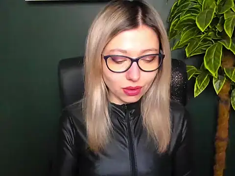 Snapshot of loveHeidi chatting on January 19, 7:23 am loveHeidi online show from January 19, 7:23 am