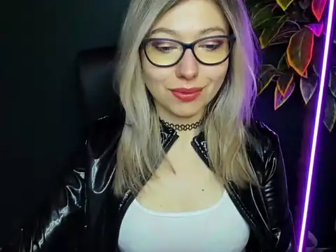 Snapshot of loveHeidi chatting on February 3, 5:27 am loveHeidi online show from February 3, 5:27 am