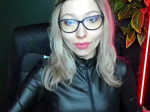 Snapshot of loveHeidi chatting on February 9, 5:33 am loveHeidi online show from February 9, 5:33 am