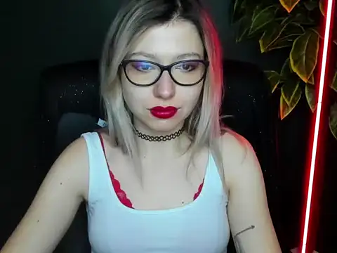 Snapshot of loveHeidi chatting on February 11, 5:23 am loveHeidi online show from February 11, 5:23 am