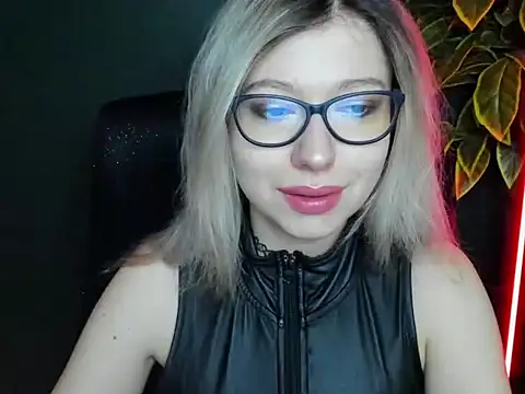 Snapshot of loveHeidi chatting on February 12, 5:35 am loveHeidi online show from February 12, 5:35 am