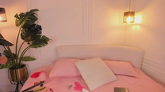 Dafne Hillss online show from February 12, 11:38 am