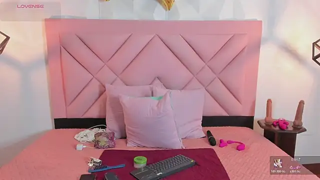 Snapshot of Caroline_daring chatting on July 4, 12:11 pm Caroline daring online show from July 4, 12:11 pm