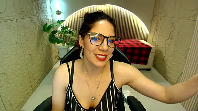 Snapshot of nadia_r_ chatting on July 16, 8:04 pm nadia r online show from July 16, 8:04 pm