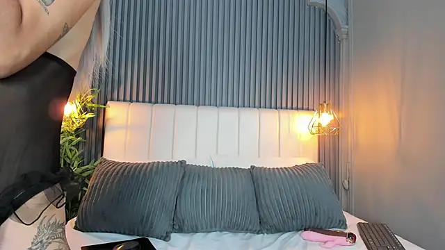 LunaBloomn online show from October 8, 5:54 pm