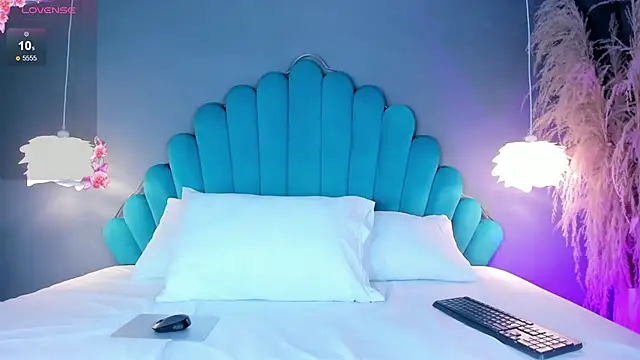 LunaBloomn online show from October 11, 5:33 pm