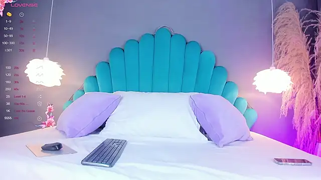 LunaBloomn online show from October 21, 5:13 pm