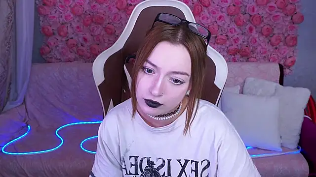 FoxyMayy online show from June 7, 8:01 pm