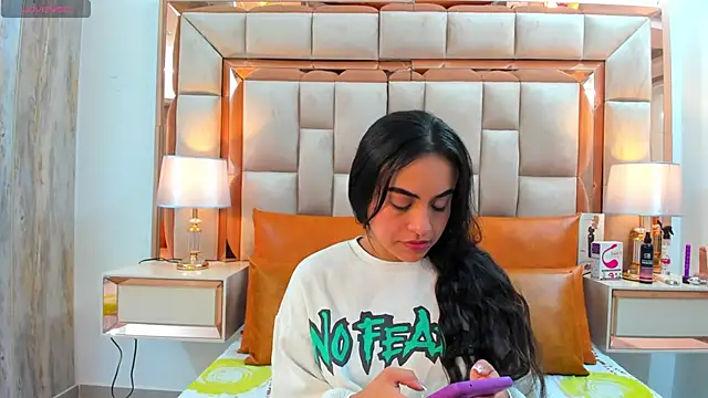 Leslie Bussh  online show from November 9, 11:08 am