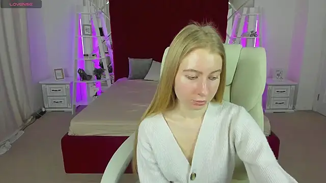 Snapshot of Alina_Blonde chatting on April 23, 12:29 pm Alina Blonde online show from April 23, 12:29 pm