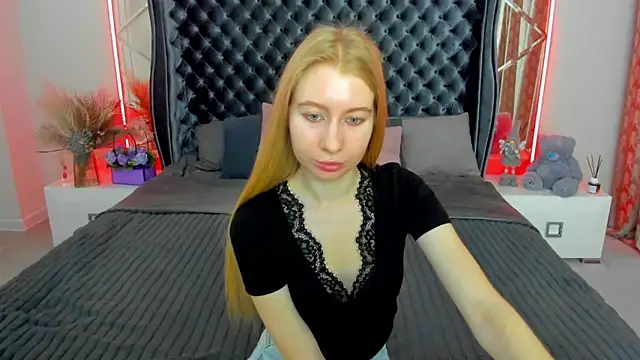 Snapshot of Alina_Blonde chatting on May 7, 5:35 am Alina Blonde online show from May 7, 5:35 am