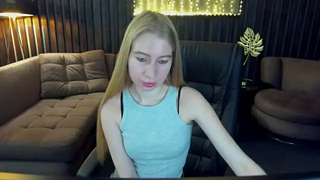 Snapshot of Alina_Blonde chatting on June 6, 5:34 am Alina Blonde online show from June 6, 5:34 am
