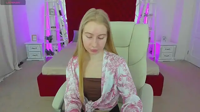 Snapshot of Alina_Blonde chatting on June 14, 5:42 am Alina Blonde online show from June 14, 5:42 am