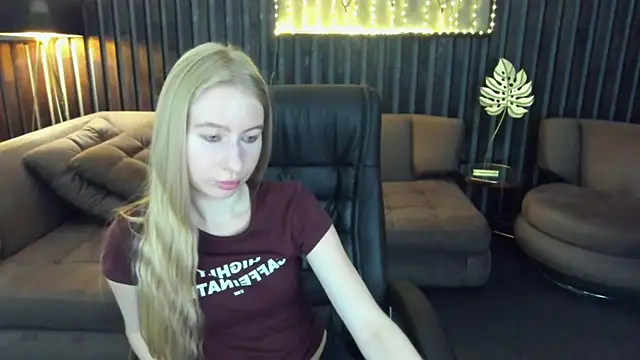 Snapshot of Alina_Blonde chatting on July 7, 5:32 am Alina Blonde online show from July 7, 5:32 am
