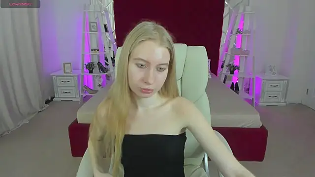 Snapshot of Alina_Blonde chatting on July 15, 5:34 am Alina Blonde online show from July 15, 5:34 am
