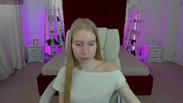Snapshot of Alina_Blonde chatting on July 20, 10:39 am Alina Blonde online show from July 20, 10:39 am