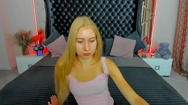 Snapshot of Alina_Blonde chatting on August 8, 5:42 am Alina Blonde online show from August 8, 5:42 am