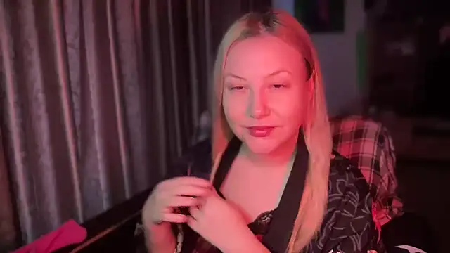 Snapshot of BikiHellena chatting on November 8, 6:35 am BikiHellena online show from November 8, 6:35 am