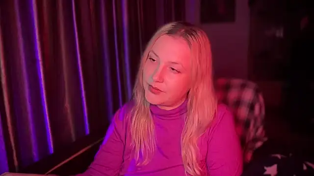 Snapshot of BikiHellena chatting on November 28, 12:24 am BikiHellena online show from November 28, 12:24 am