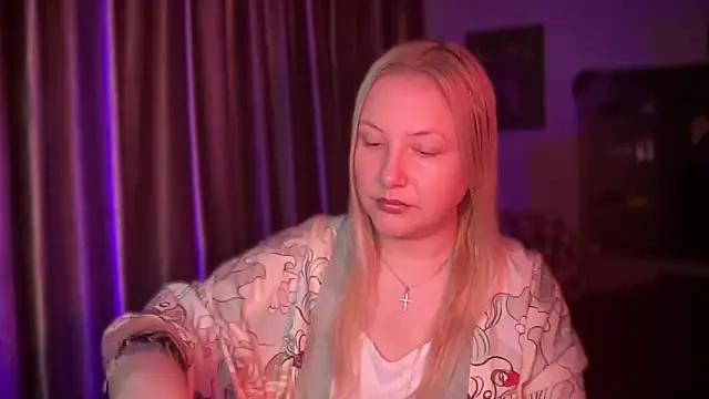 Snapshot of BikiHellena chatting on December 21, 9:49 am BikiHellena online show from December 21, 9:49 am